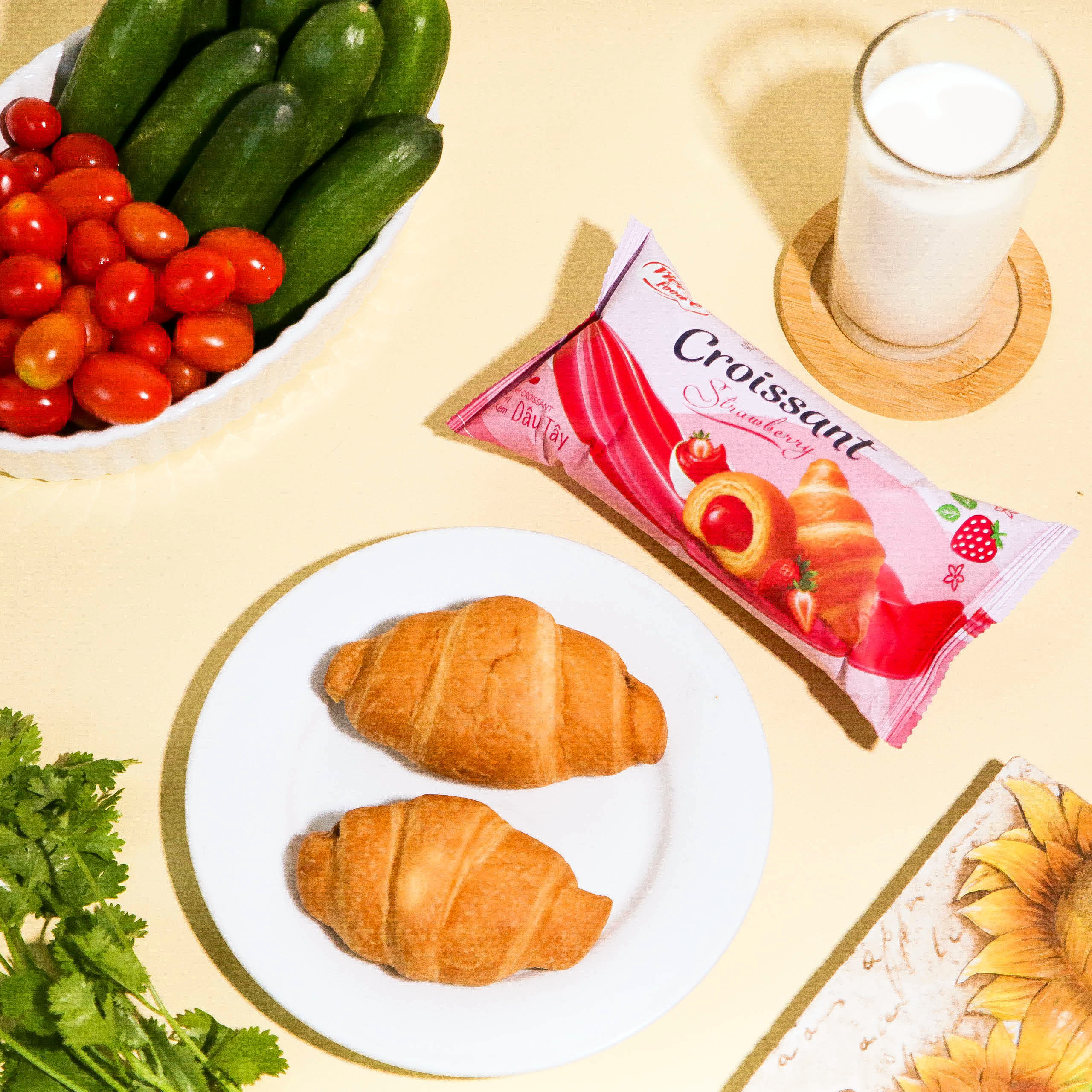 Bánh Croissant vị kem dâu tây 40 gr - Ảnh 3